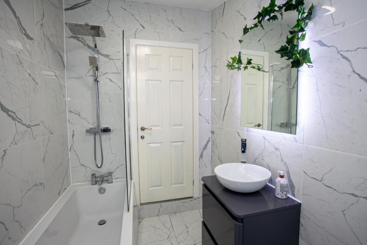 The Safari House - Your Ultimate Relaxation Destination Manchester Exteriör bild